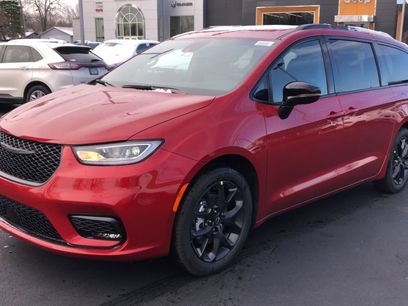 New 2026 Chrysler Pacifica Select