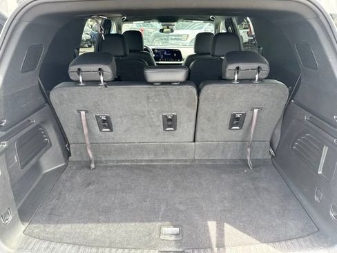 Used 2025 Chevrolet Traverse LT FWD image 6