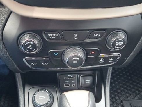 Used 2016 Jeep Cherokee Latitude w/ Cold Weather Group image 14