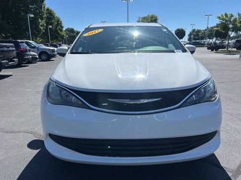 Used 2017 Chrysler Pacifica Touring FWD image 4