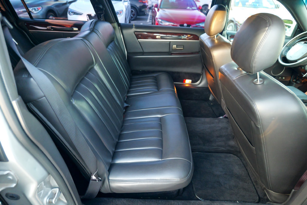 Used 2008 Lincoln Town Car Executive RWD image 38