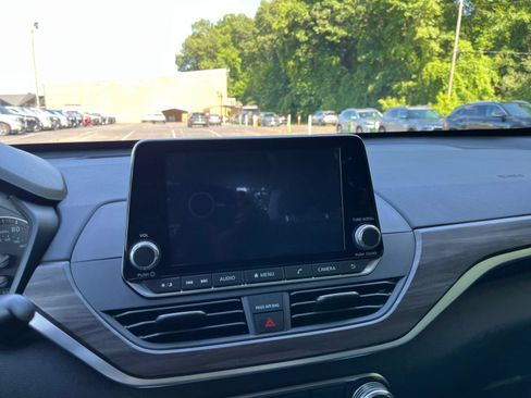 Used 2025 Nissan Altima 2.5 SV FWD image 17