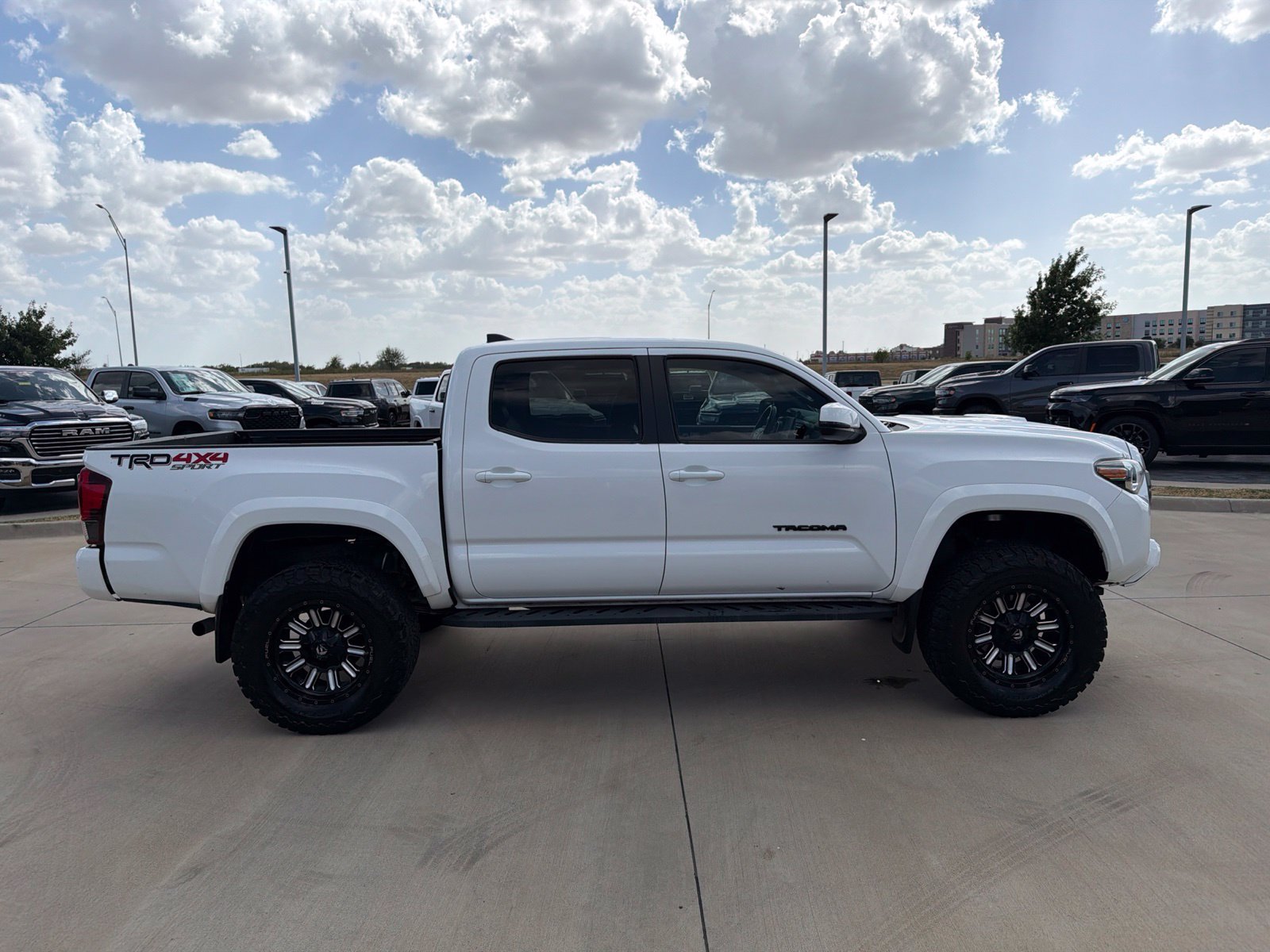 Used 2018 Toyota Tacoma TRD Sport w/ Technology Package AWD/4WD image 6