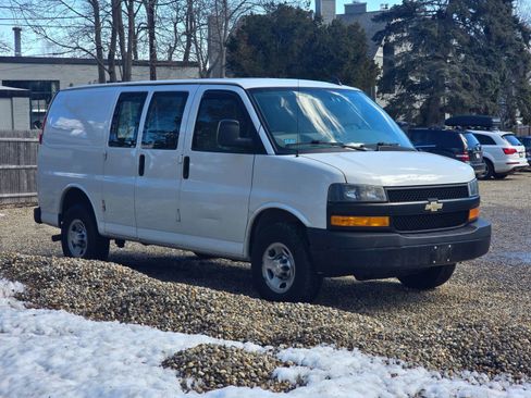 Used 2019 Chevrolet Express 3500 image 3