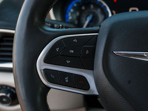 Used 2023 Chrysler Pacifica Touring-L FWD image 13