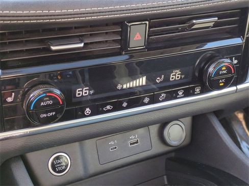 Used 2021 Nissan Rogue SV w/ Premium Package image 18