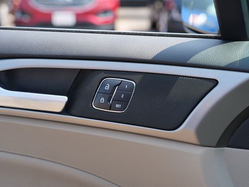 Used 2018 Ford Fusion SE w/ Fusion SE Technology Package FWD image 19