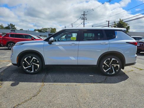 Used 2023 Mitsubishi Outlander SE image 2