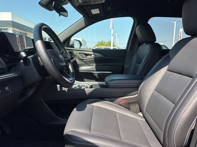 Used 2025 Chevrolet Traverse LT FWD image 14