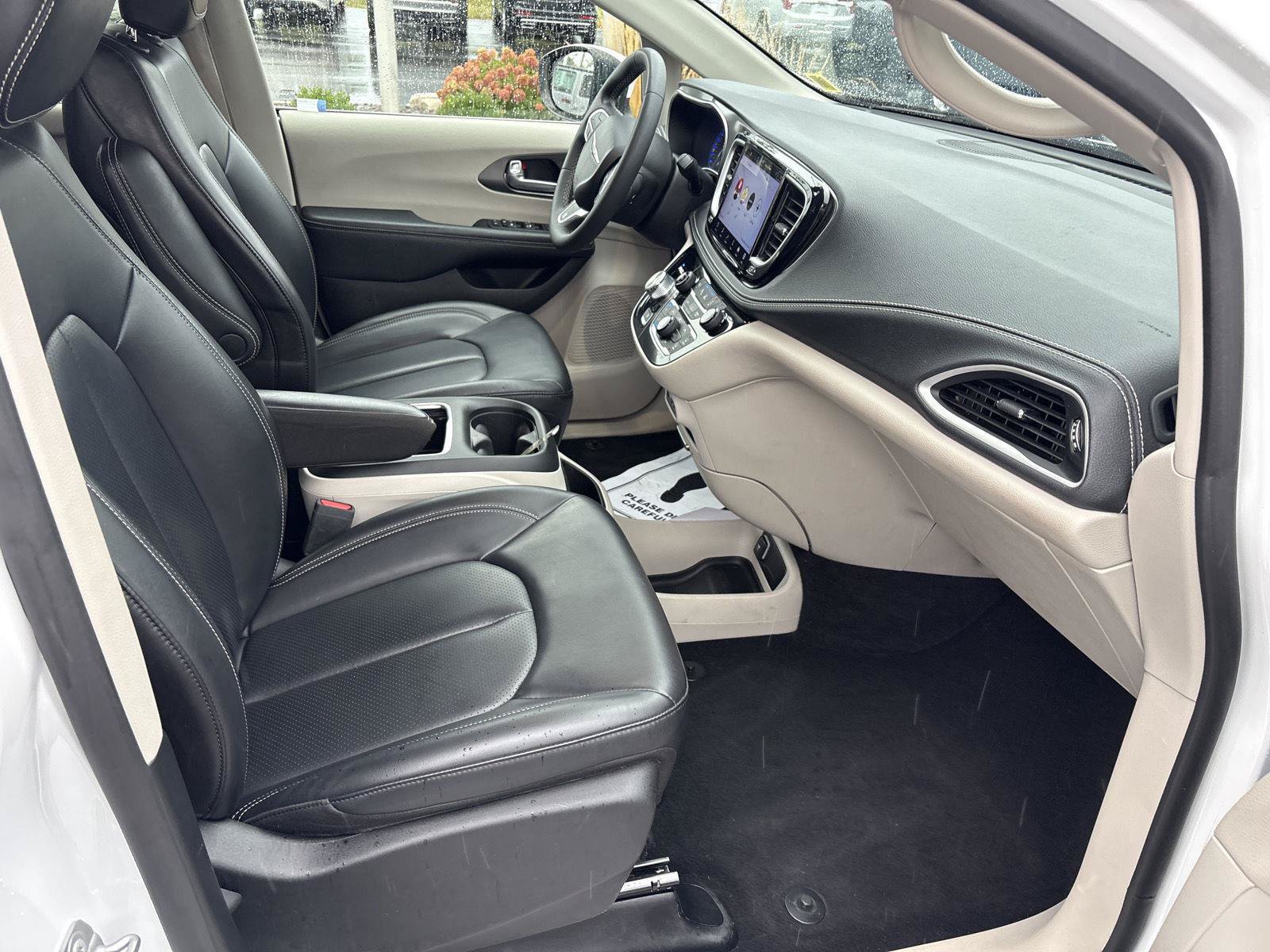 Used 2023 Chrysler Pacifica Touring-L FWD image 14