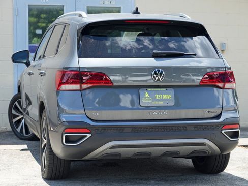 Used 2022 Volkswagen Taos SE w/ Panoramic Sunroof Package AWD/4WD image 5