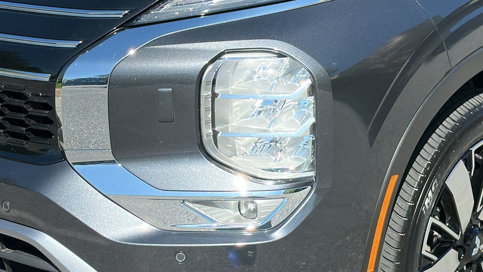 Used 2025 Mitsubishi Outlander AWD image 5
