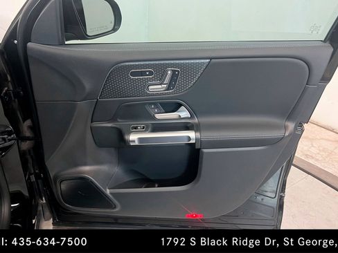 Used 2024 Mercedes-Benz EQB 300 4MATIC image 23