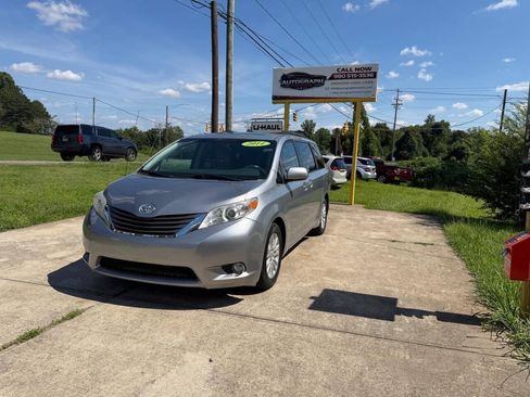 Used 2014 Toyota Sienna XLE FWD image 3
