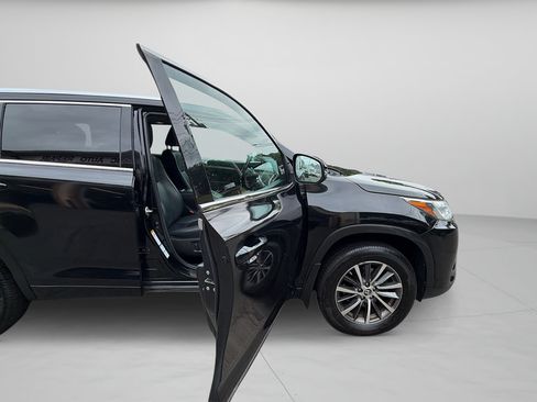 Used 2018 Toyota Highlander XLE AWD/4WD image 28