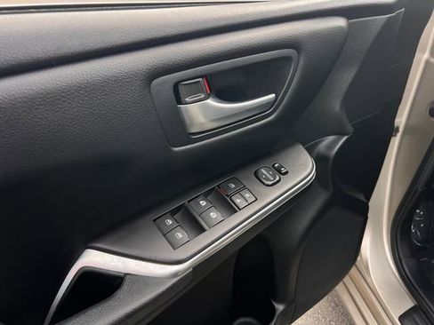 Used 2017 Toyota Camry SE image 10