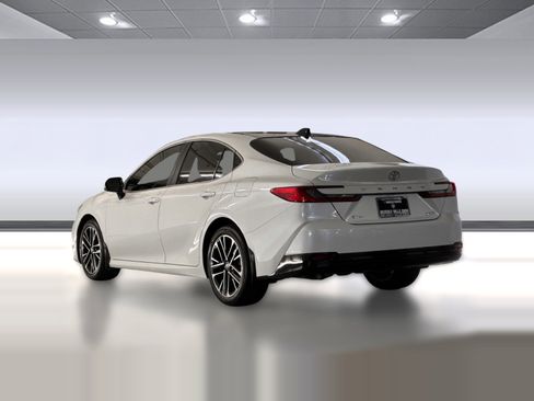 Used 2025 Toyota Camry XLE image 3