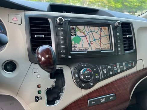 Used 2013 Toyota Sienna XLE w/ Premium Pkg FWD image 38