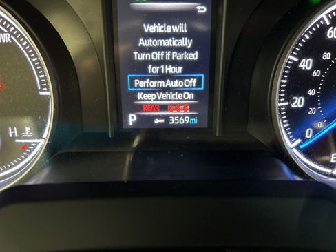 Used 2022 Toyota Venza LE image 16