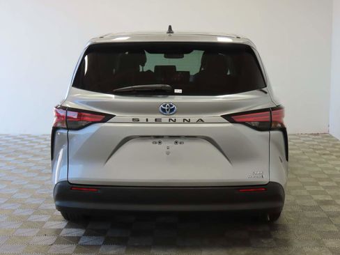 Used 2022 Toyota Sienna XLE FWD image 4