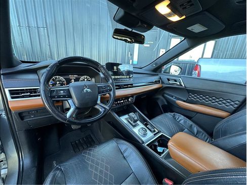 Used 2022 Mitsubishi Outlander SEL image 2