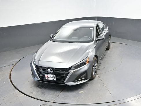 Used 2025 Nissan Altima 2.5 SV FWD image 38