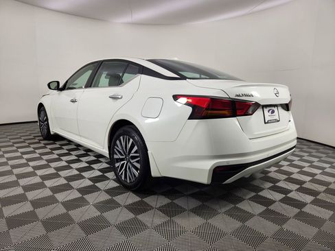 Used 2024 Nissan Altima 2.5 SV image 3