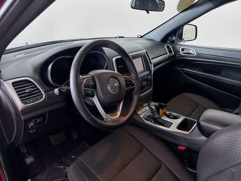 Used 2018 Jeep Grand Cherokee Laredo AWD/4WD image 9
