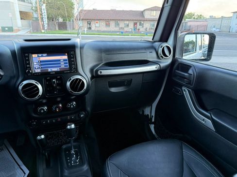 Used 2015 Jeep Wrangler Unlimited Sahara w/ Connectivity Group AWD/4WD image 15