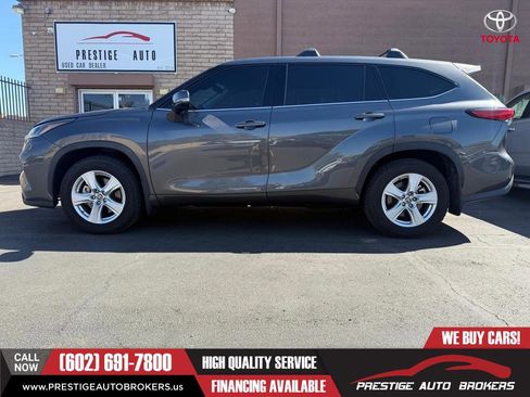 Used 2022 Toyota Highlander LE FWD image 3