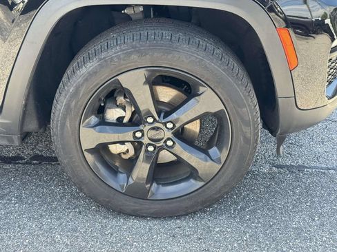 Used 2023 Jeep Grand Cherokee Limited w/ Black Appearance Package AWD/4WD image 8