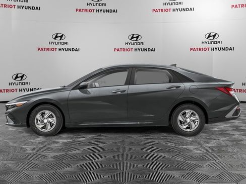 New 2026 Hyundai Elantra SE FWD image 3