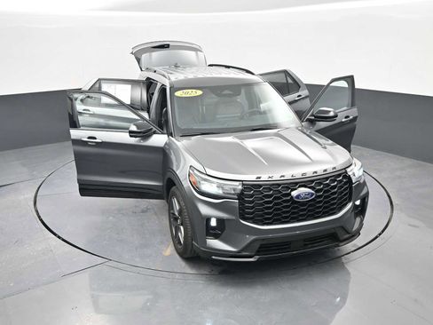 Used 2025 Ford Explorer ST-Line w/ ST-Line Street Pack AWD/4WD image 45