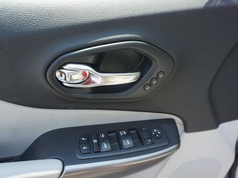 Used 2019 Jeep Cherokee Limited w/ Technology Group FWD image 4