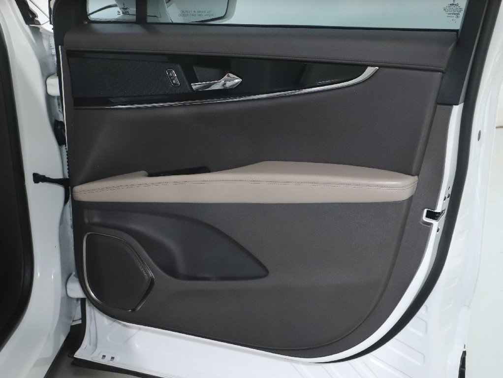 Used 2023 Lincoln Nautilus FWD w/ Premium Package image 33