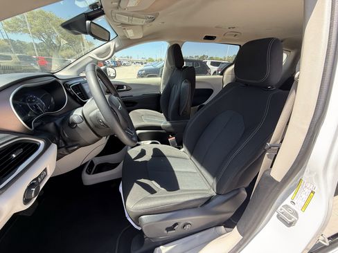Used 2023 Chrysler Voyager LX image 27
