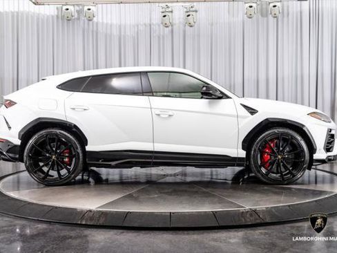 Used 2022 Lamborghini Urus AWD/4WD image 18