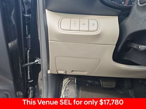 Used 2022 Hyundai Venue SEL FWD image 25
