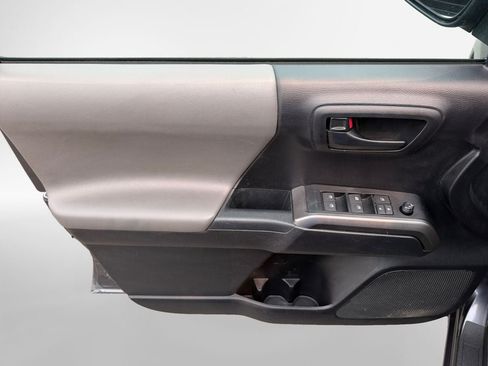 Used 2021 Toyota Tacoma SR5 AWD/4WD image 17