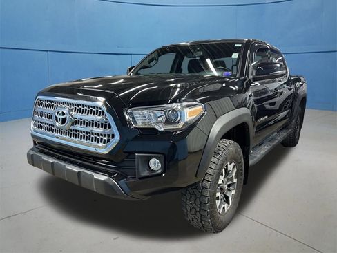 Used 2017 Toyota Tacoma TRD Off-Road AWD/4WD image 5