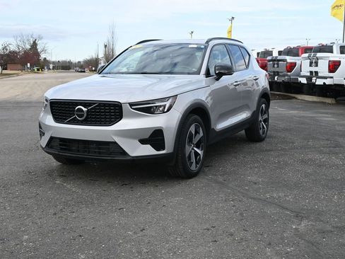 Used 2024 Volvo XC40 B5 Core image 4