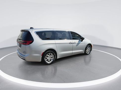 Used 2024 Chrysler Pacifica Touring-L FWD image 8