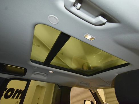 Used 2020 Land Rover Defender 110 First Edition image 18