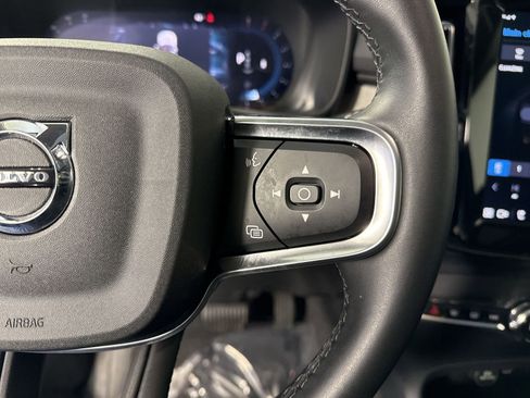 Used 2025 Volvo XC40 B5 Core image 13