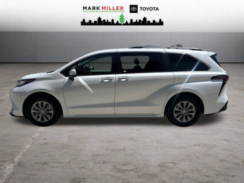 Used 2023 Toyota Sienna XLE FWD image 2