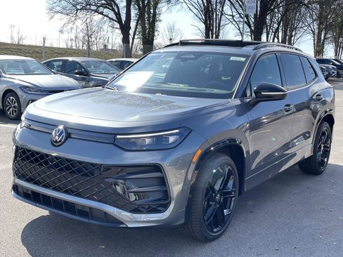 New 2026 Volkswagen Tiguan SE R-Line FWD image 3