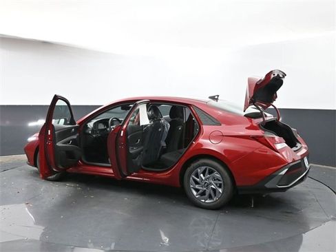 Used 2025 Hyundai Elantra Blue image 41