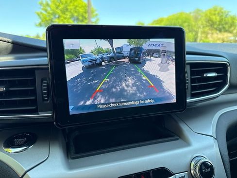 Used 2022 Ford Explorer XLT w/ Equipment Group 202A AWD/4WD image 17