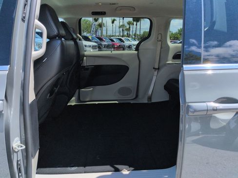 Used 2022 Chrysler Pacifica Touring-L FWD image 14