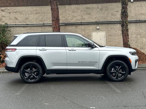 New 2026 Jeep Grand Cherokee Limited w/ Limited Altitude Package AWD/4WD image 2